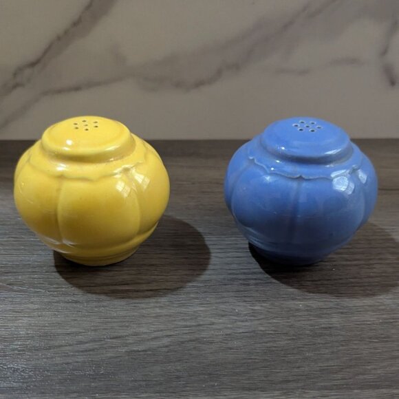 Homer Laughlin Riviera Fiesta Salt  Pepper Shaker Set Blue Yellow Art Deco Style - Picture 4 of 6